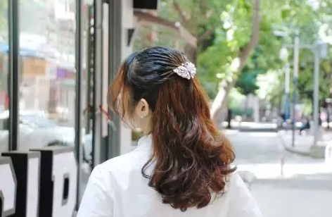我和春天有个约会，做个发型美成女王
